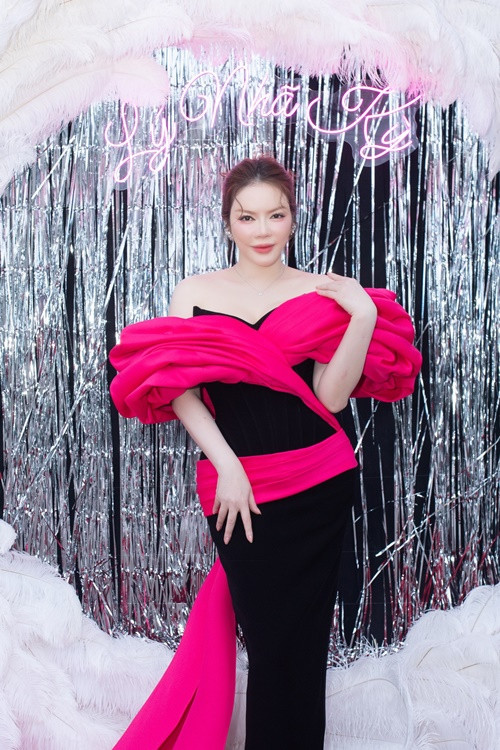 Độc thân vài năm qua, Lý Nhã Kỳ chia sẻ trong cuộc phỏng vấn với Báo Giao Thông: “Thật ra có rất nhiều người đàn ông yêu, chinh phục tôi nhưng tôi không đáp trả không phải vì họ tệ. Trái lại họ quá hoàn hảo, giỏi giang nên không hợp với tôi. Nhưng cũng có những người đàn ông đứng trước tôi nhưng không tự tin về kiến thức, kinh tế hay sự nổi tiếng. Họ không tự tin bước đi cùng tôi. Cái tôi cần là cảm xúc hơn”. Ảnh: FB Lý Nhã Kỳ.