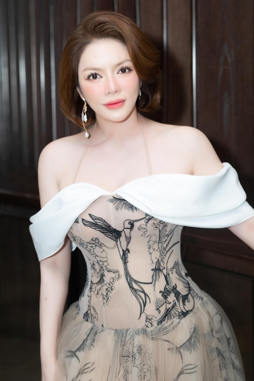 Học gần xong cấp 3, Lý Nhã Kỳ cùng họ hàng sang Đức để học tập và làm việc. Nơi xứ người, cô làm phục vụ, rửa bát, cọ nhà vệ sinh… trong một quán ăn để trang trải cuộc sống. Trong một lần từ Đức về thăm gia đình, đang đi dạo trong một trung tâm thương mại, Lý Nhã Kỳ được mời đóng phim. Thời điểm sự nghiệp diễn xuất thăng hoa, Lý Nhã Kỳ chuyển qua kinh doanh. Ảnh: FB Lý Nhã Kỳ.