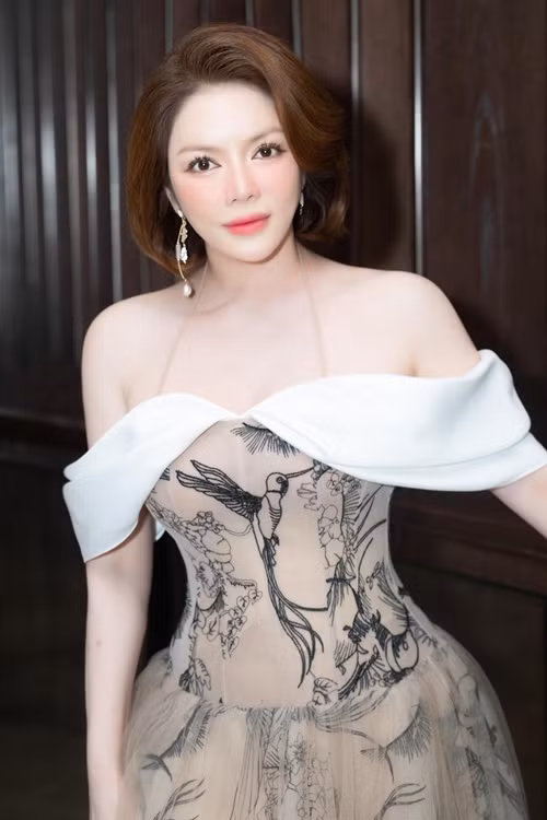 Học gần xong cấp 3, Lý Nhã Kỳ cùng họ hàng sang Đức để học tập và làm việc. Nơi xứ người, cô làm phục vụ, rửa bát, cọ nhà vệ sinh… trong một quán ăn để trang trải cuộc sống. Trong một lần từ Đức về thăm gia đình, đang đi dạo trong một trung tâm thương mại, Lý Nhã Kỳ được mời đóng phim. Thời điểm sự nghiệp diễn xuất thăng hoa, Lý Nhã Kỳ chuyển qua kinh doanh. Ảnh: FB Lý Nhã Kỳ.