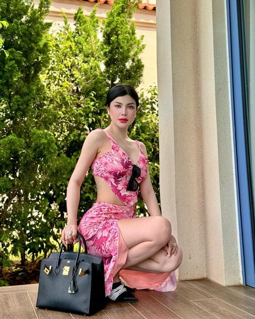 Ngoài ra, cô vẫn chuộng trang phục cắt xẻ táo bạo. Ảnh: FB Lily Chen.