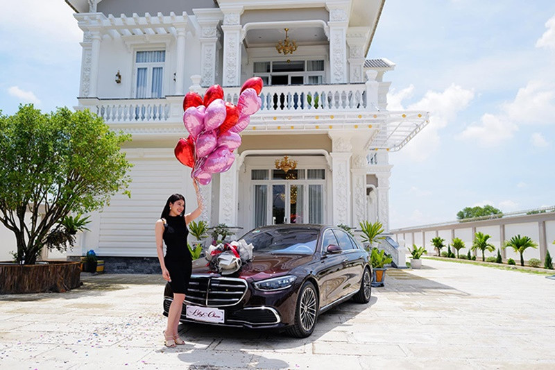 Tháng 7/2022, Lily Chen nhận bàn giao chiếc Mercedes-Benz S450 thế hệ mới. Theo Người Đưa Tin, giá xe dao động từ 5,2 tỷ cho bản tiêu chuẩn và 5,5 tỷ cho bản Luxury, chưa bao gồm tùy chọn và chi phí lăn bánh. Đặc biệt, chiếc Mercedes-Benz S450 thế hệ mới của Lily Chen màu sơn ngoại thất đỏ Rubellite có giá trị lên tới 240 triệu đồng. Ảnh: Người Đưa Tin.