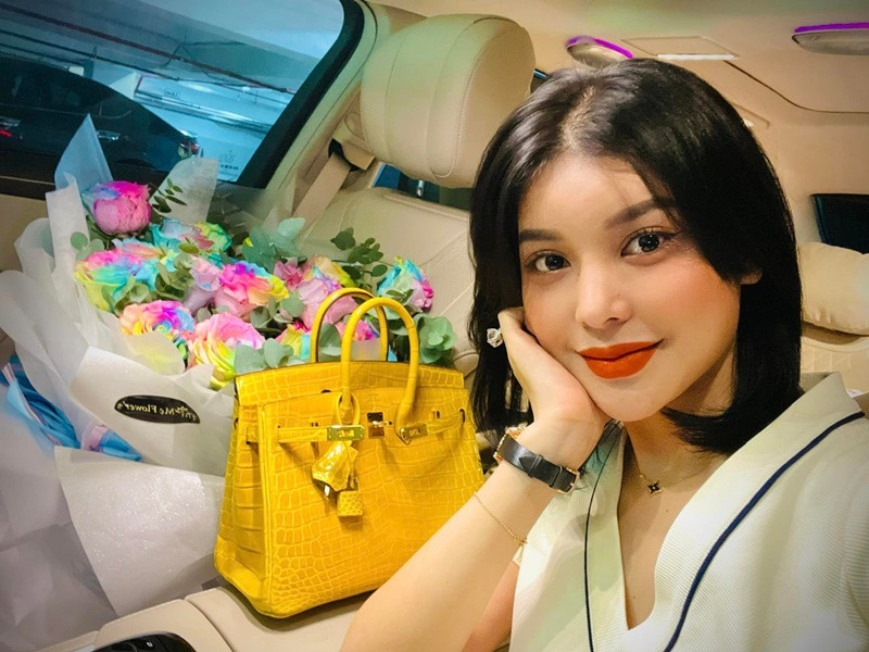 Tháng 2/2024, người mẫu Ngọc Trinh được tuyên 1 năm tù treo về hành vi “Gây rối trật tự công cộng”, trả tự do tại tòa. Hiện tại, Ngọc Trinh có cuộc sống khá bình yên. Trong khi đó, 3 năm sau ồn ào với Ngọc Trinh, Lily Chen liên tục khoe cuộc sống sang chảnh. Ảnh: FB Lily Chen.