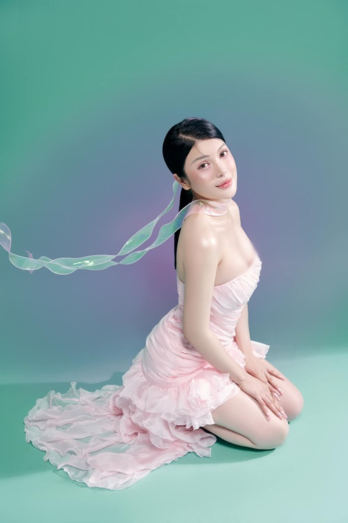 “Ngọc nữ Bolero” ngày càng gợi cảm. Ảnh: FB Lily Chen.