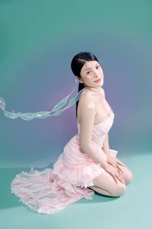 “Ngọc nữ Bolero” ngày càng gợi cảm. Ảnh: FB Lily Chen.