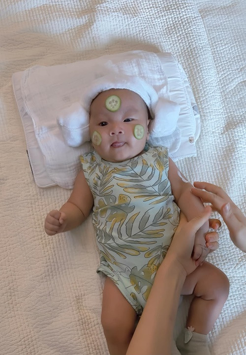 "Spa tại gia nay có hai khách sộp quá các bác ạ", nữ diễn viên hài hước viết. Ảnh: FB Phương Oanh.