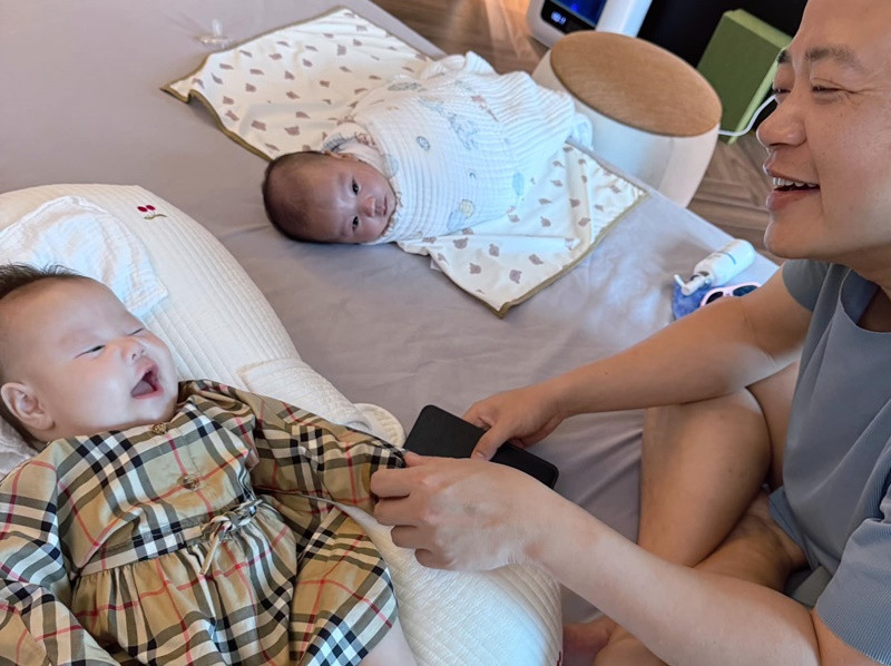 Trên trang cá nhân, Shark Bình vừa viết: "Nào 3 anh em hóng nhau rồi đi tắm. Bố sẽ nói chuyện với ai trước đây. Bố nựng em thì anh hóng. Bố nựng anh thì em hóng". Ảnh: FB Shark Bình.