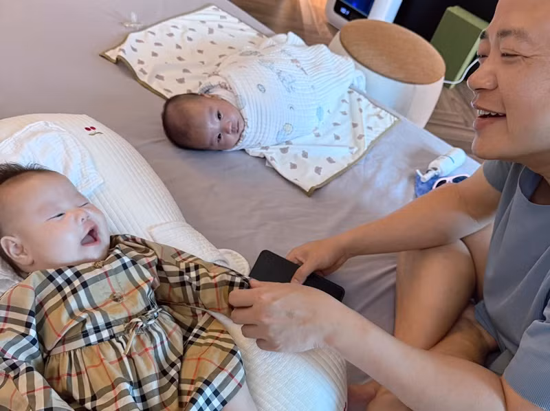 Trên trang cá nhân, Shark Bình vừa viết: "Nào 3 anh em hóng nhau rồi đi tắm. Bố sẽ nói chuyện với ai trước đây. Bố nựng em thì anh hóng. Bố nựng anh thì em hóng". Ảnh: FB Shark Bình.