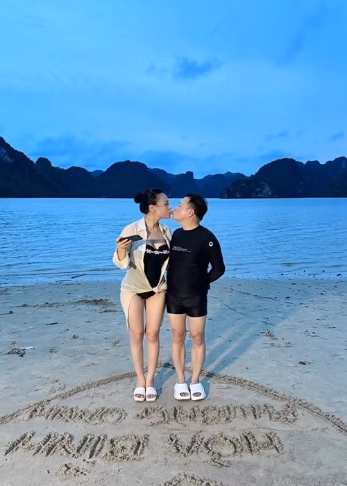 Shark Bình tình tứ bên Phương Oanh trong chuyến đi biển kỷ niệm 1 năm chung sống sau tin đồn sai sự thật. Ảnh: FB Phương Oanh.