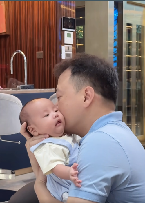 Cặp song sinh nhà Phương Oanh - Shark Bình thích chơi đùa cùng bố. Ảnh: FB Phương Oanh.