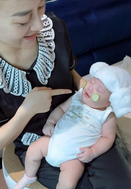 Phương Oanh đăng ảnh các con được đắp mặt nạ dưa chuột. Ảnh: FB Phương Oanh.