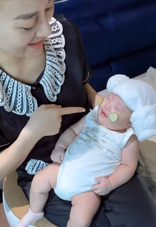 Phương Oanh đăng ảnh các con được đắp mặt nạ dưa chuột. Ảnh: FB Phương Oanh.