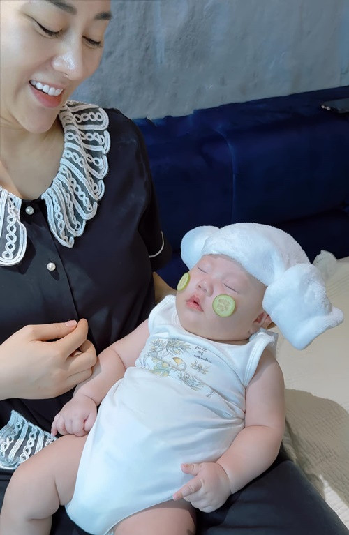 Nữ diễn viên phim "Hương vị tình thân" thoải mái chia sẻ hình ảnh hai con. Ảnh: FB Phương Oanh.