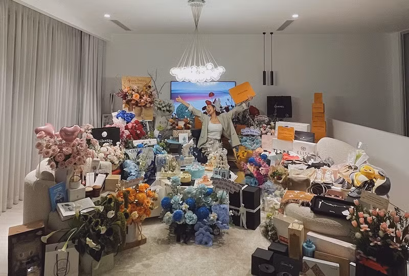 Cuối tháng 7, siêu mẫu khoe nhận được vô số quà dịp sinh nhật. Ảnh: FB Thanh Hằng.