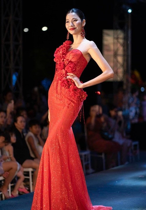 Trên mạng xã hội, nàng hậu chỉ chăm cập nhật đắt show làm người mẫu. Ảnh: FB Hoàng Thùy.