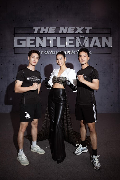 Đầu tháng 8, chương trình The Next Gentleman 2024 có Hoàng Thùy làm Supporter (Người hỗ trợ), Hoa hậu Hương Giang, Dược sĩ Tiến làm giám khảo bắt đầu lên sóng. Chương trình gây chú ý bởi Hương Giang và Dược sĩ Tiến chính là nhà sản xuất Miss Universe 2024 và chương trình được ghi hình trước khi Hoàng Thùy tố bị chèn ép, không được ngồi ghế nóng Miss Universe 2024. Ảnh: FB Hoàng Thùy.