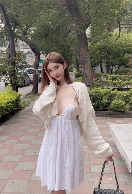 Sau sự cố trên sóng, hot girl người Đài Loan vẫn duy trì phong cách hở bạo.