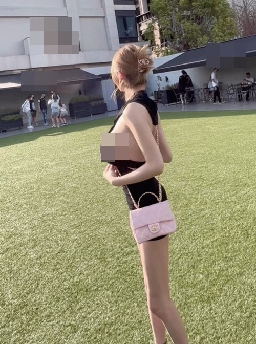 Cô nàng khoe vóc dáng thon gọn, nóng bỏng với váy yếm bó sát nơi đông người.