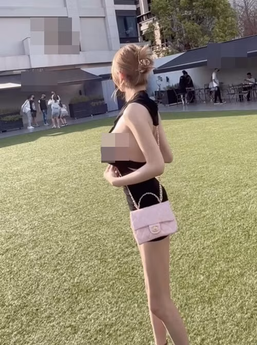 Cô nàng khoe vóc dáng thon gọn, nóng bỏng với váy yếm bó sát nơi đông người.