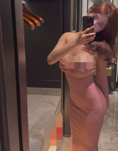 Ở một số cảnh quay, Bella suýt lộ hàng nếu như cô nàng không kịp giữ chiếc váy bị tuột.