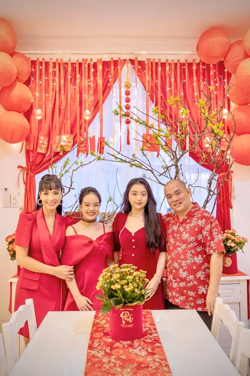 Gia đình Minh Khang đón Tết trong biệt thự hai mặt tiền.