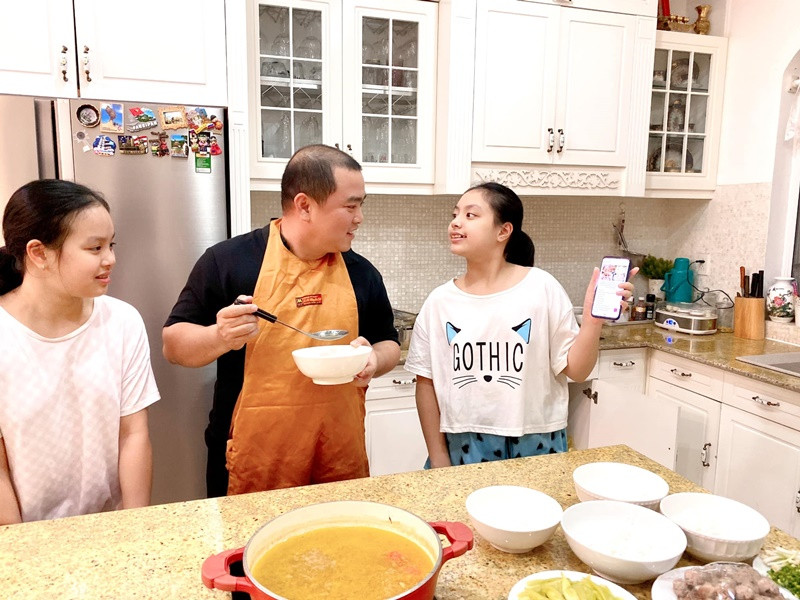 Nhạc sĩ Minh Khang cũng hay vào bếp nấu ăn.