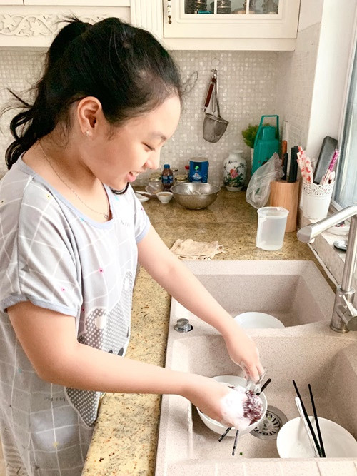 Hai con gái của Thúy Hạnh - Minh Khang chăm làm việc nhà.