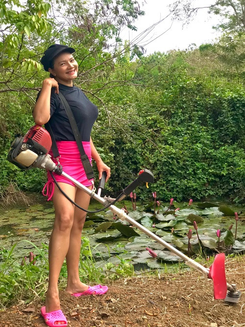 Kiều Trinh làm công việc tay chân từ nhỏ. Bởi vậy, cô không áp lực khi tự tay chăm sóc vườn cây.