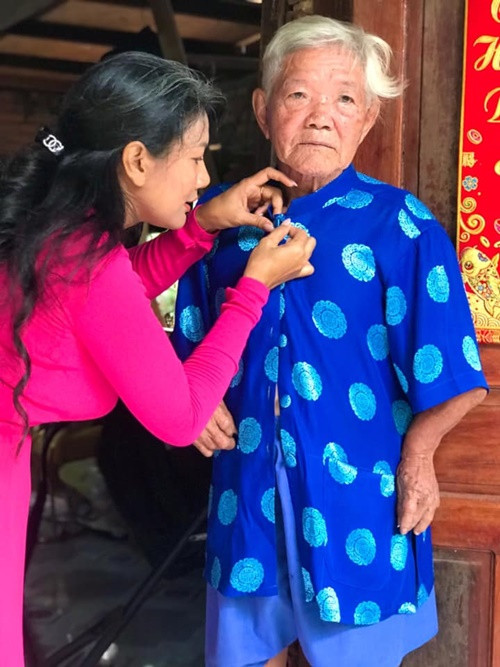 Ở quê nhà, cô sống cùng hai con và cha ruột.