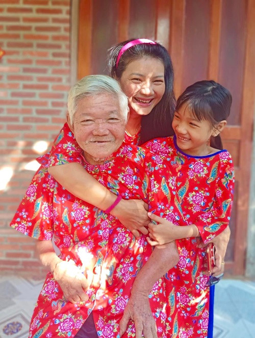 Kiều Trinh may áo dài mỗi dịp lễ Tết cho gia đình.