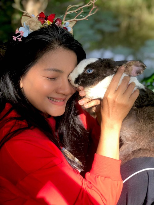 Nữ diễn viên thích mặc đồ sặc sỡ, chơi đùa cùng thú cưng.