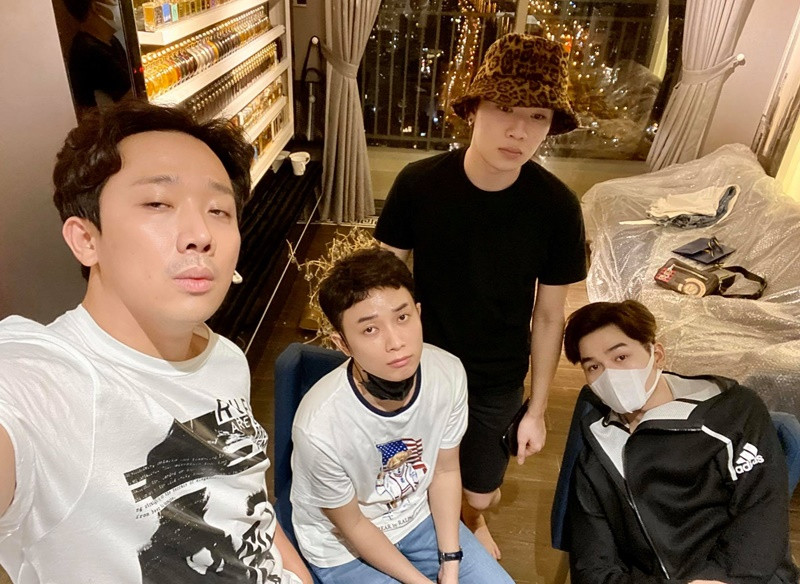 Vợ chồng Trấn Thành thường mời bạn bè thân thiết như Quang Trung, Ali Hoàng Dương, Trúc Nhân đến nhà chơi mỗi dịp lễ Tết, sinh nhật. Ảnh: FB Trấn Thành.