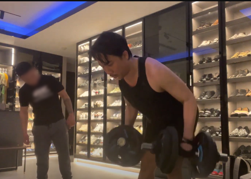 Để thoải mái và tiết kiệm thời gian, Trấn Thành tập gym tại nhà. Ảnh: Youtube Trấn Thành.