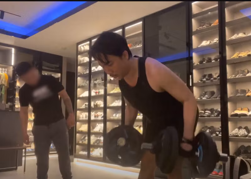 Để thoải mái và tiết kiệm thời gian, Trấn Thành tập gym tại nhà. Ảnh: Youtube Trấn Thành.