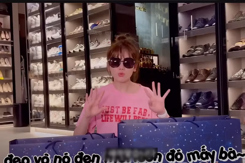 Hari Won hé lộ tủ đồ hiệu của vợ chồng cô khi quay các clip đập hộp hàng hiệu. Ảnh: Youtube Hari Won.