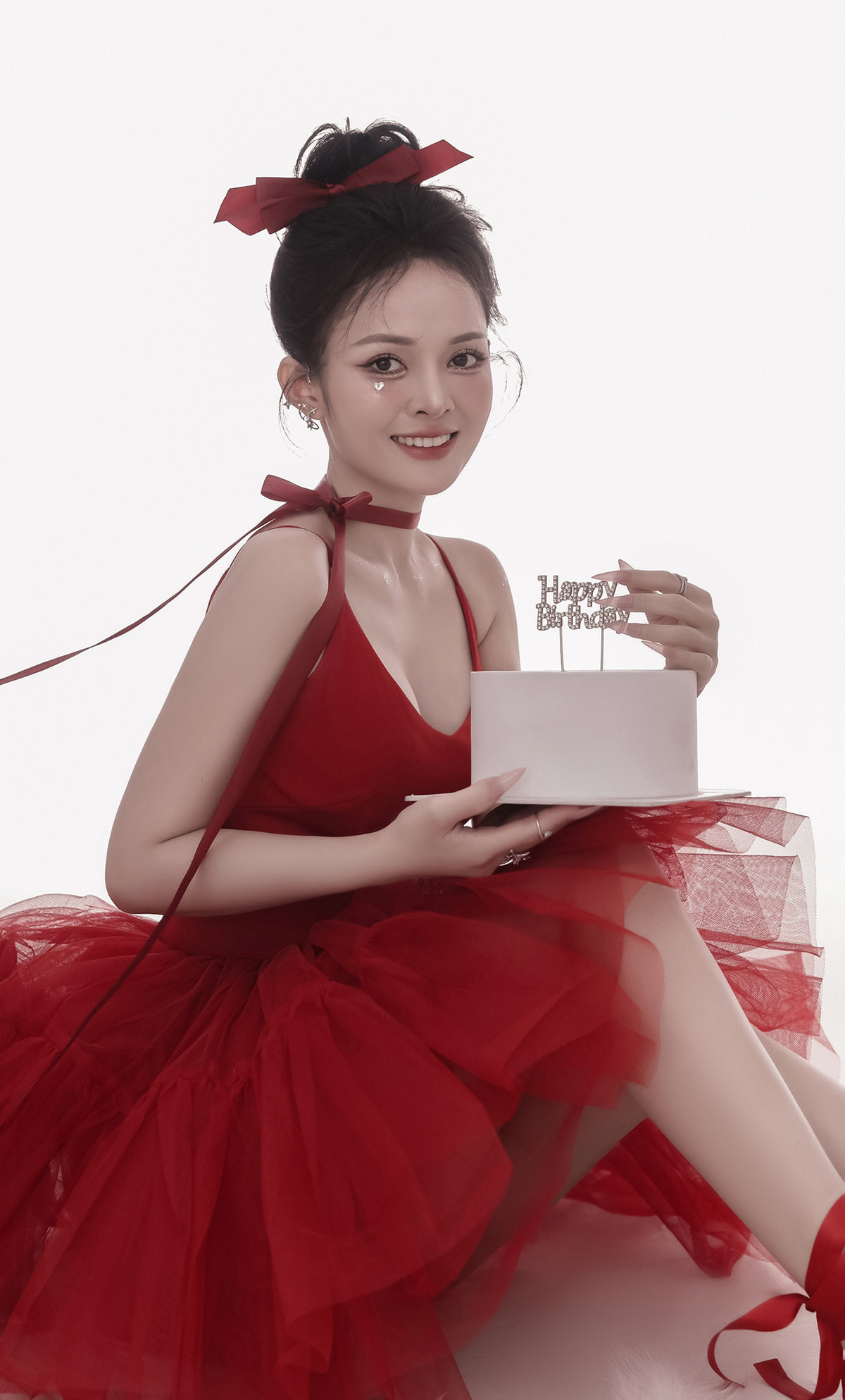 Chọn concept vũ công ballet, người đẹp sinh năm 1995 gây ấn tượng với phong cách mới mẻ. Diễn viên Thanh Trúc chọn đầm và phụ kiện màu đỏ, tóc búi cao kết hợp những dải ruy băng tạo thành những chiếc nơ xinh xắn đang là xu hướng của năm nay.