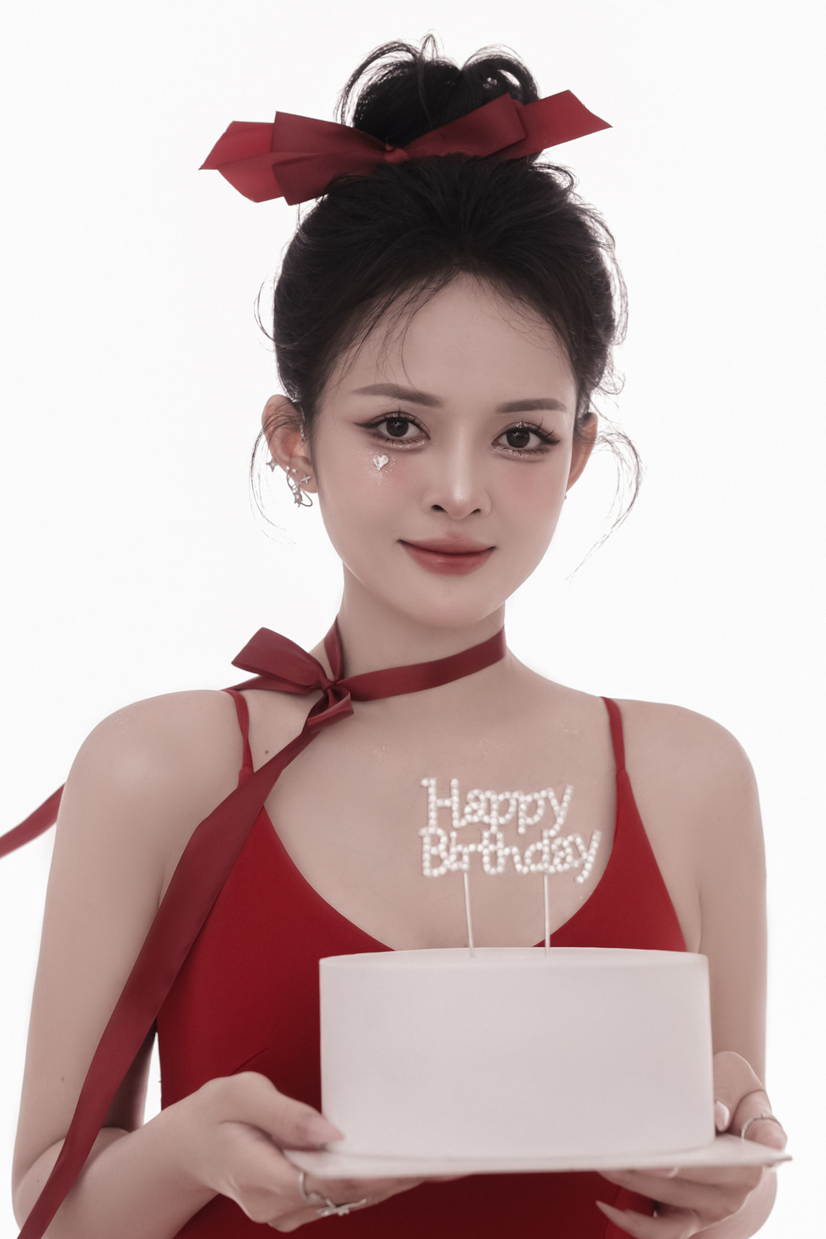 Nữ diễn viên sinh con khi mới 20 tuổi và trải qua nhiều biến cố cuộc đời. "Tôi sống tự lập từ nhỏ, 15-16 tuổi tôi đã đi làm kiếm tiền đóng tiền học, tất cả mọi chuyện trong cuộc sống đến thời điểm hiện tại là do tôi quyết định, tự chịu trách nhiệm", cô nói.