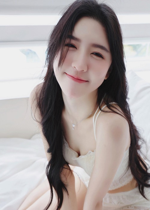 Hot girl xinh đẹp lấn sân ca hát. Cô nàng tung sản phẩm âm nhạc năm 2023.