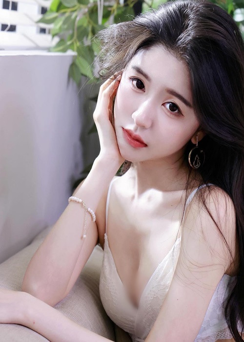 Cô nàng bắt đầu làm người mẫu ảnh vào năm 2012.