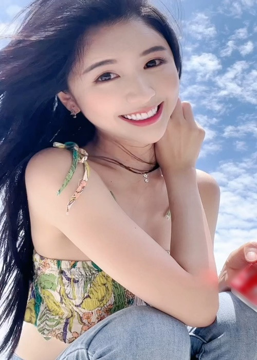 Năm 2019, cuốn sách ảnh cá nhân đầu tiên của Trương Yên Kỳ ra mắt tại Hong Kong.