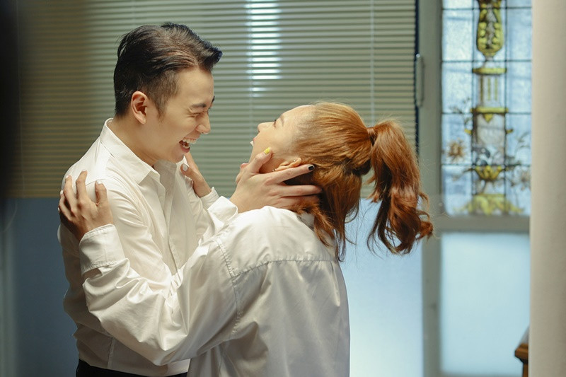 “Chúng em đồng hành với nhau trong cuộc sống này, có thể tâm sự với nhau tất cả mọi thứ mà không ngại, không dè chừng gì hết. Em thấy nó đang là một mối quan hệ tốt, không phải ai cũng có được đâu và mình trân trọng nó. Tình yêu không phải là đích đến, em cảm nhận là như thế”, Thương Hiệu Pháp Luật dẫn lời Miu Lê. Ảnh: Vietnamnet.