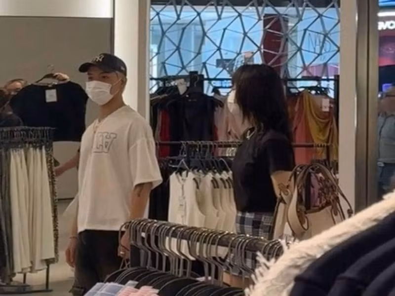 Khi Miu Lê livestream, nhiều cư dân mạng réo tên Wean Lê. Phía nữ ca sĩ phản hồi: “Sao cứ bình luận cái tên đó trong đây hoài. Bình tĩnh, đổi chủ đề thôi, hỏi cái khác nha. Hỏi cái khác đi”. Ảnh: Người Lao Động.