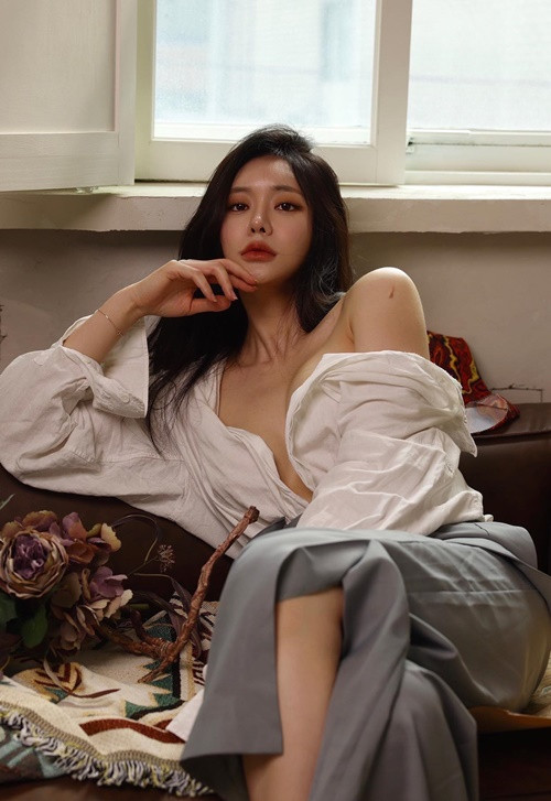 Oh Hye Soo là hot girl thế hệ mới ở Hàn Quốc. Cô nàng sở hữu cằm Vline, mắt to, môi căng mọng.