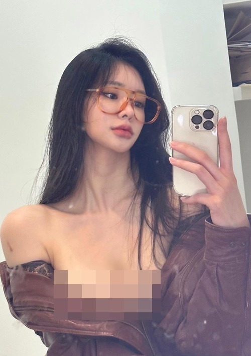 Cô nàng từng gây chú ý khi mặc phong cách không nội y khoe vòng một “ná thở”.
