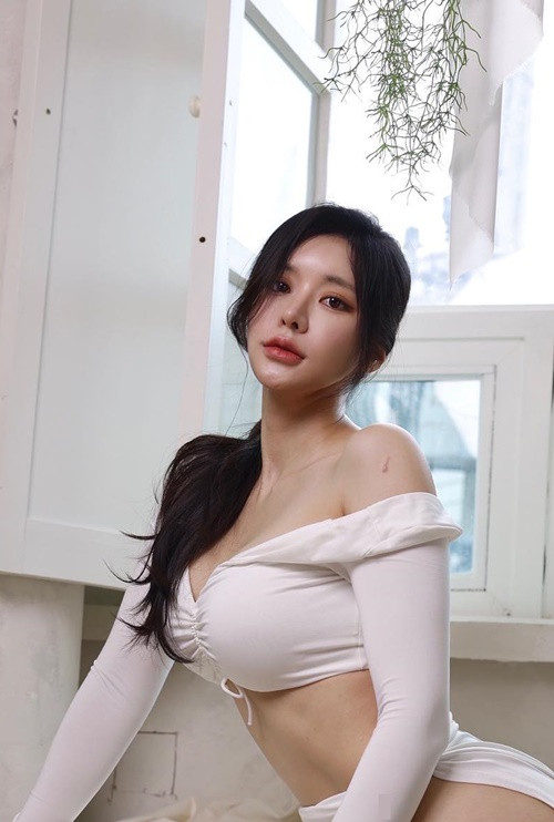 Sở hữu vẻ đẹp đầy đặn, cô nàng không đi theo xu hướng mình hạc xương mai như nhiều hot girl thế hệ mới.