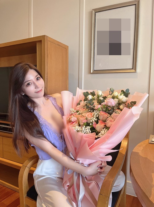 Sở hữu vòng một nảy nở, hot girl mặc gì cũng hút mắt.