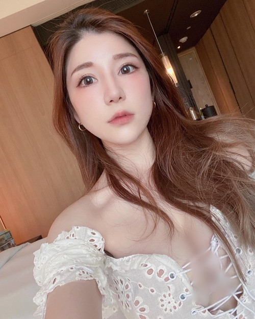 Cô nàng mặc chiếc váy đan dây trước ngực khoe vòng một "khủng".