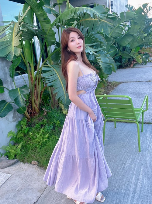 Cindy có nhiều cách để khoe vòng một "nổi trội".