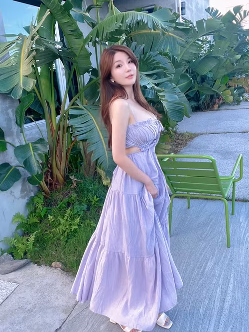 Cindy có nhiều cách để khoe vòng một "nổi trội".