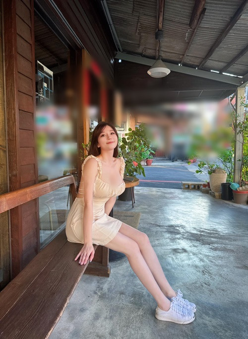 Hot girl Đài Loan gây sững sờ khi khoe vòng một "khủng" trên phố.