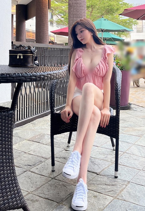 Vòng một "nặng trĩu" của Cindy như muốn trào ra khi cô nàng diện váy áo khoét sâu.